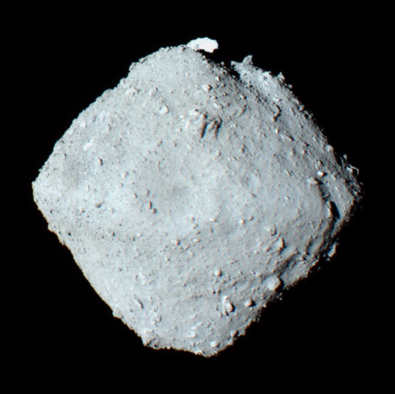 Figura 5 - l'asteroide Ryugu osservato dalla sonda Hayabusa 2.