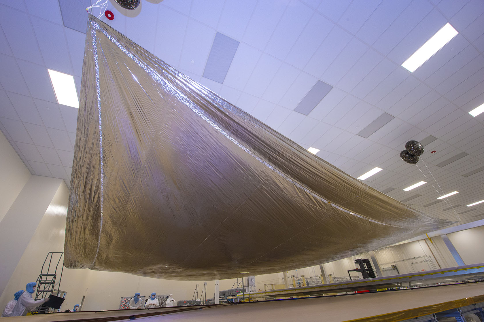 Figura 1: la vela da 83 m2 in poliammide alluminata della missione NEA-Scout (crediti: NASA).