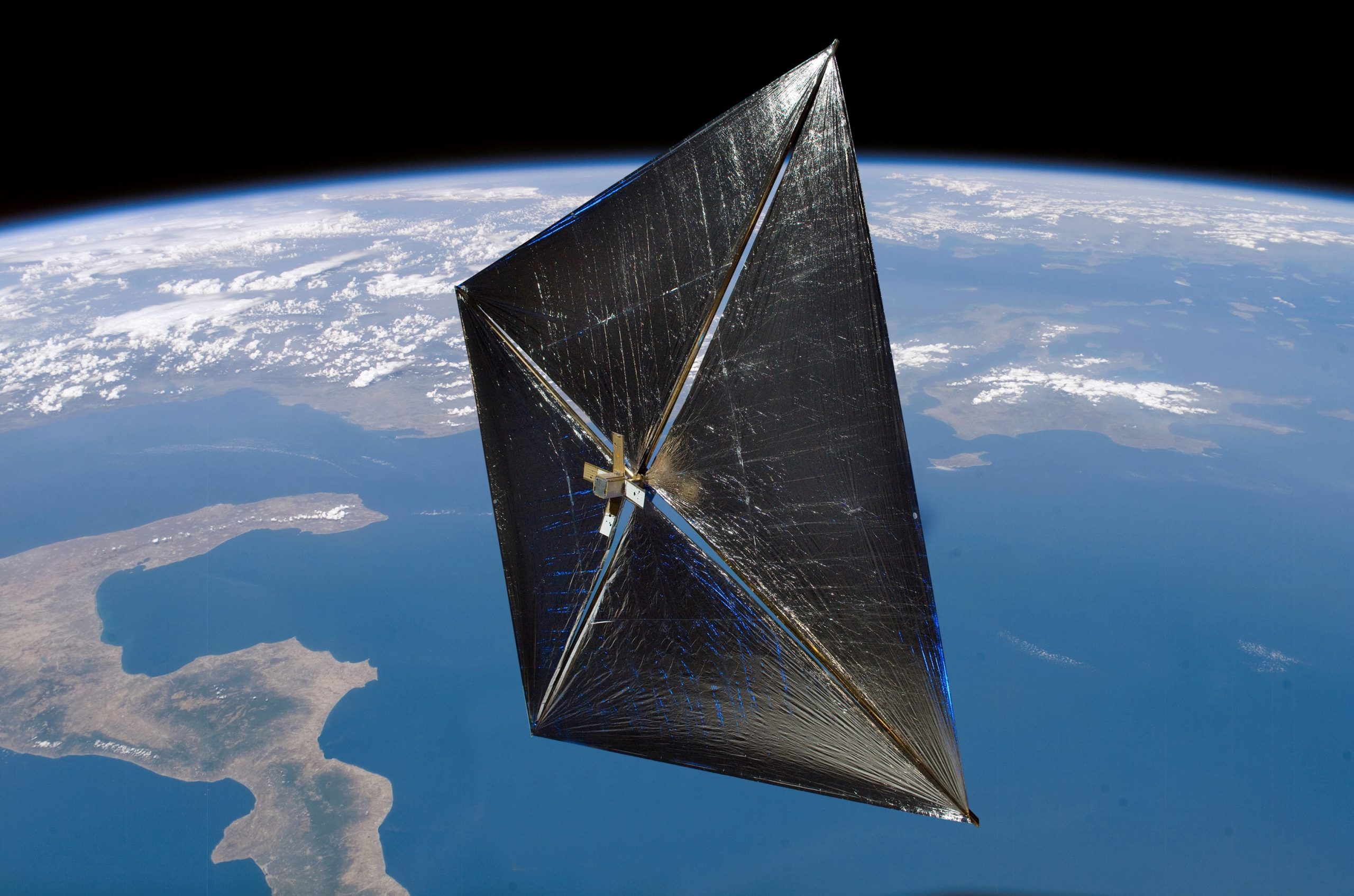 Figura 7: immagine artistica della sonda Nanosail-D2 che ha operato per alcuni mesi in orbita terrestre nel 2011. Crediti Wikipedia.