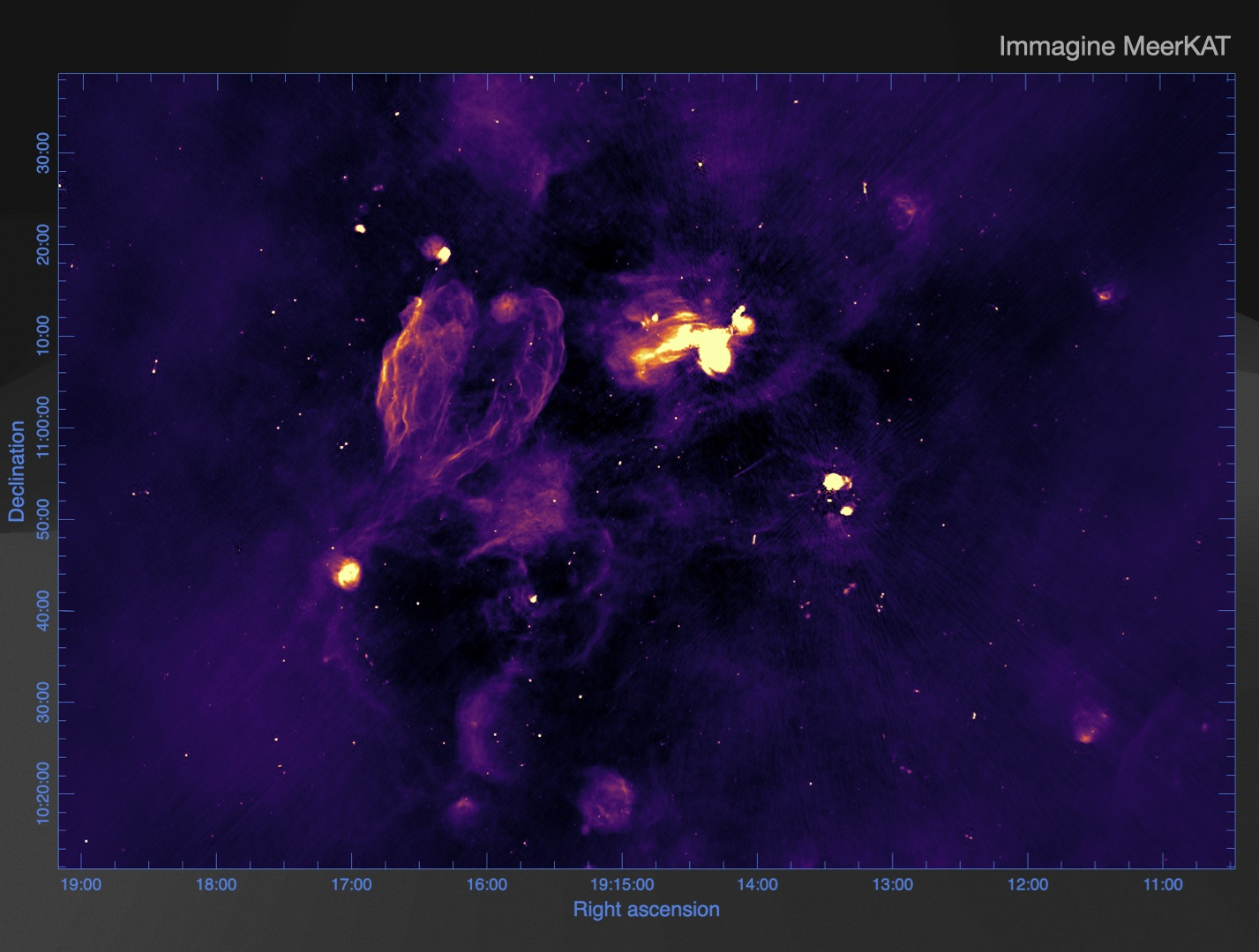 Figura 1 - Il campo centrato su Grs 1915+105 visto dal radiotelescopio MeerKat a 1.28 GHz. Crediti: Sara Elisa Motta et al., 2023.