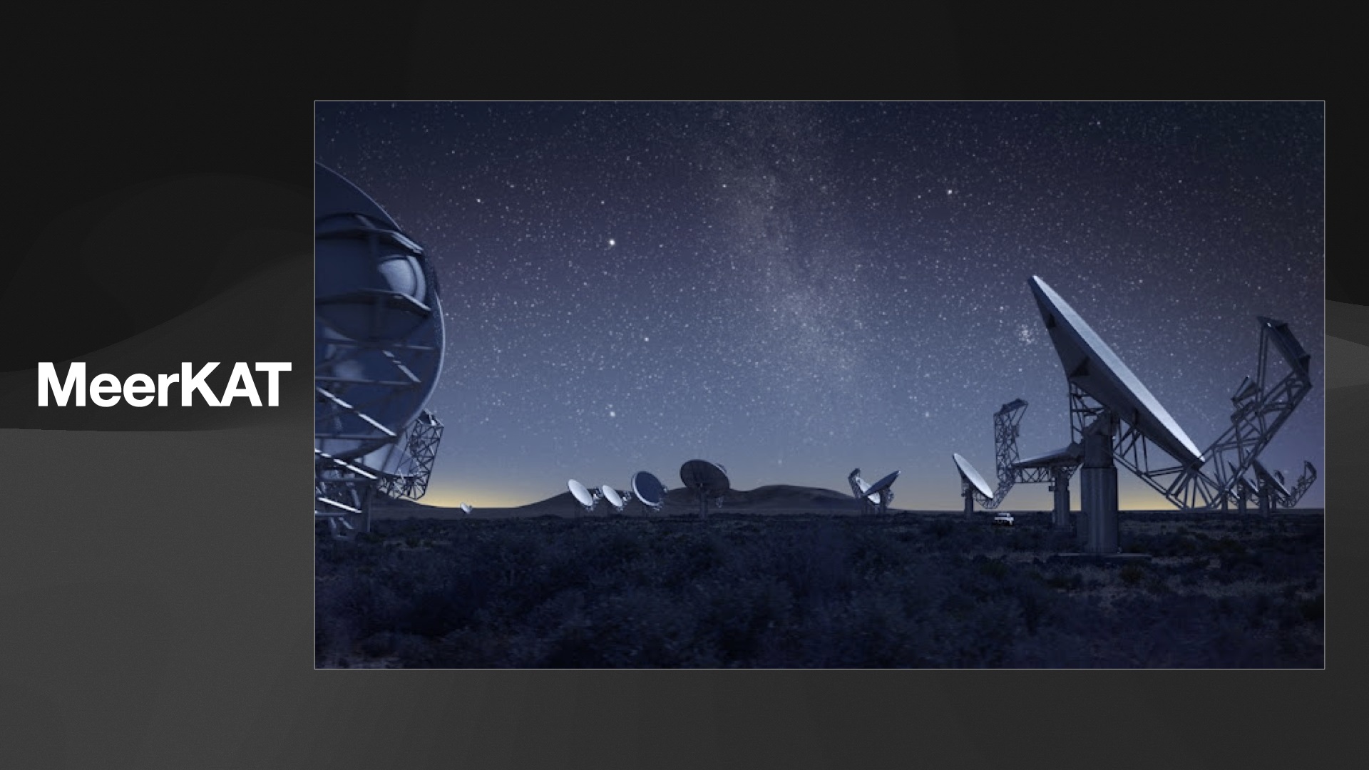 Figura 7 - Il radio telescopio MeerKAT localizzato in Sud Africa, è un interferometro formato da 64 antenne di 12m che lavorano in rete. Questo strumento ha le caratteristiche essenziali per studiare sorgenti come il Mini Mouse e i suoi fratelli. Crediti: MeerKAT.