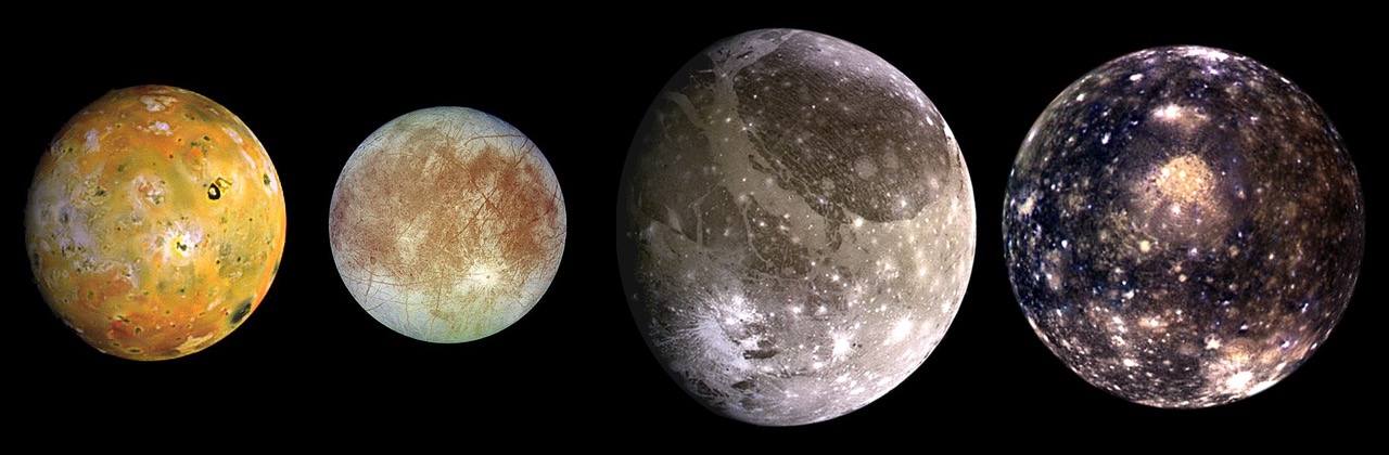 Figura 2: “ritratto di famiglia” delle quattro lune maggiori di Giove: Io, Europa, Ganimede e Callisto, osservati dalla sonda Galileo tra il 1996 e il 1997 (crediti: NASA/JPL/DLR). Per avere un’idea delle dimensioni, Io è poco più grande della nostra Luna.
