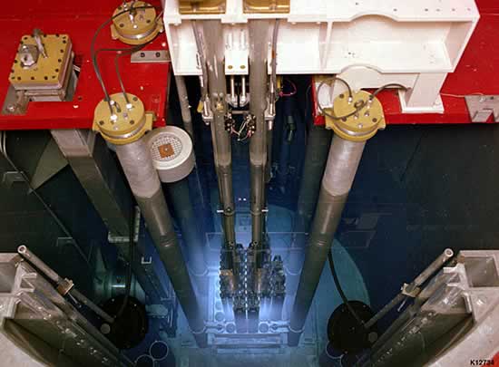 Figura 2: Nocciolo con liquido di raffreddamento di un reattore a fissione nucleare nel quale si vede la luce bluastra caratteristica dell’effetto Cherenkov – Crediti Wikipedia