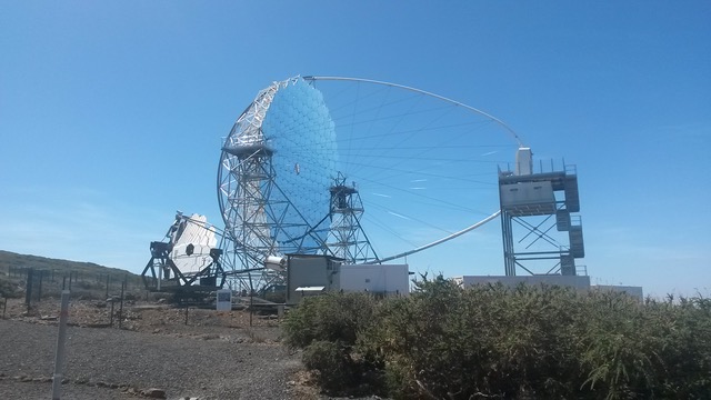 Figura 7: il Large Size Telescope (LST) presente nel sito nord del Cherenkov Telescope Array Observatory (CTAO) presso l'osservatorio del Roque de los Muchachos sull'isola canaria di La Palma (Spagna). I telescopi LST sono i più grandi tra i telescopi Cherenkov, che saranno anche di media (MST) e piccola (SST) taglia. I telescopi di piccola taglia sono quelli che rivelano le energie più elevate, mentre i LST saranno in grado di catturare un range di energie più basse - Crediti: Victor Acciari.