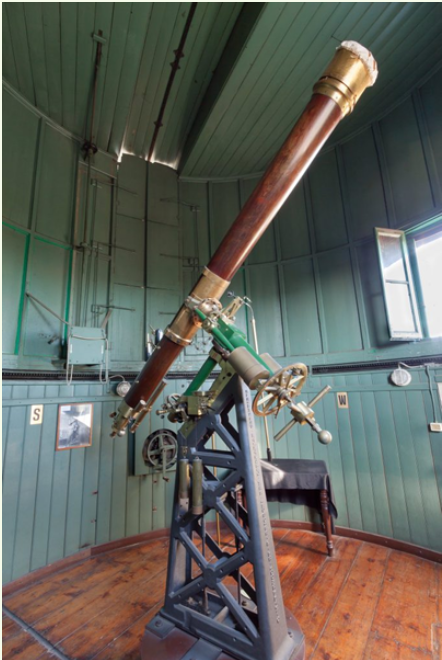 Fig. 1 - Immagine del primo dei due telescopi rifrattori fatti installare da Giovanni Virginio Schiaparelli, direttore dell’Osservatorio di Brera dal 1862 al 1900. Il telescopio ha un’apertura di 8 pollici (22 cm) e una lunghezza focale 320 cm: fu costruito dalla ditta Merz di Monaco di Baviera, uno dei migliori costruttori di telescopi dell’epoca, tra il 1862 e il 1865. Il telescopio è dotato di un congegno meccanico che comanda l’asse orario, facendo in modo che il puntamento del telescopio segua la rotazione diurna della volta celeste. Il telescopio si trova nella Cupola Schiaparelli nel nostro Museo Astronomico. Per maggiori informazioni vai alla pagina http://museoastronomico.brera.inaf.it/cupola-schiaparelli/. Crediti: Museo Astronomico di Brera. 