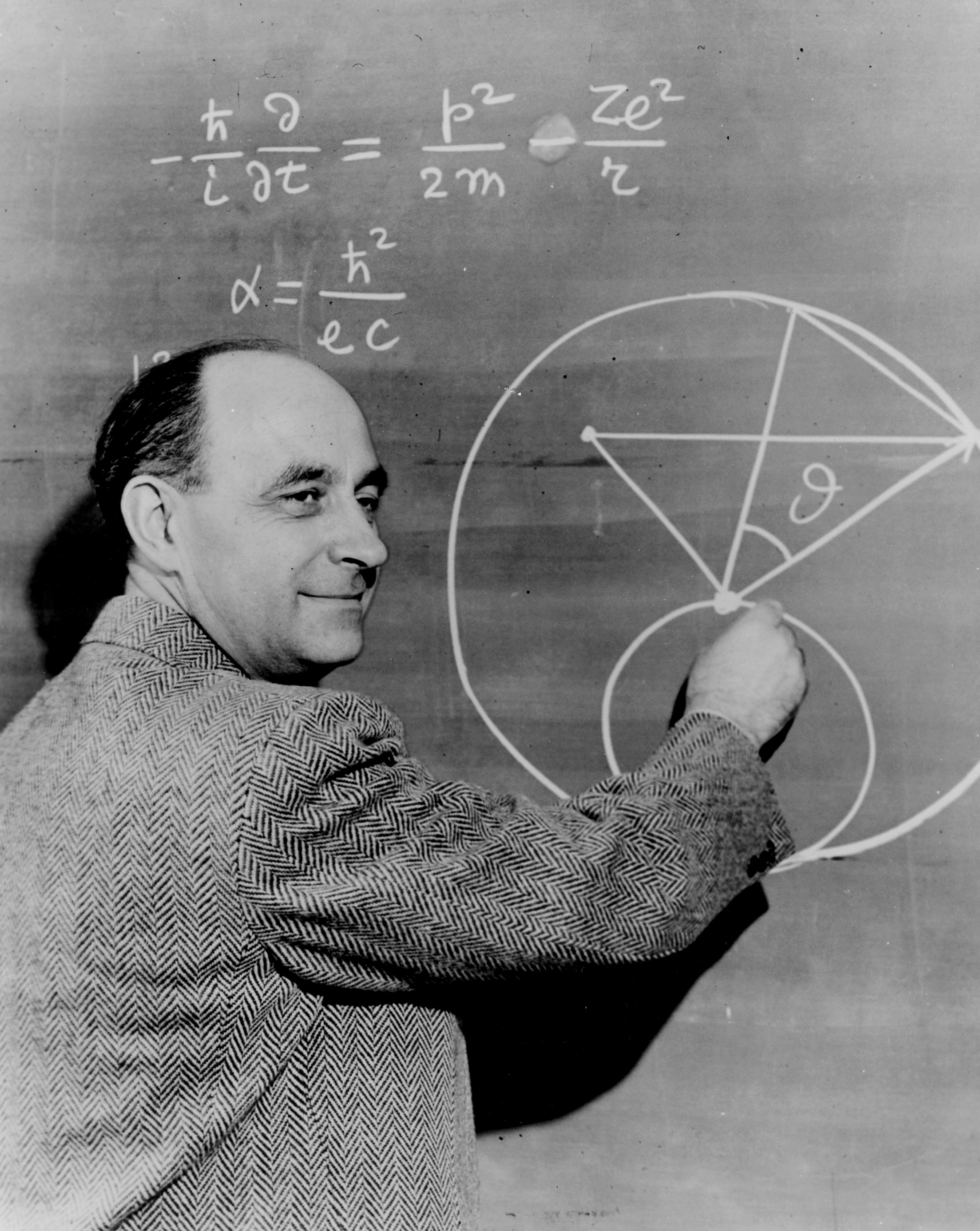 Fig. 3 - Enrico Fermi - È stato il padre della fisica nucleare, insignito del premio Nobel nel 1938. Prima dello scoppio della Seconda guerra mondiale, si trasferì negli Stati Uniti, dove lavorò al Progetto Manhattan per l’atomica - Crediti: Wikipedia.