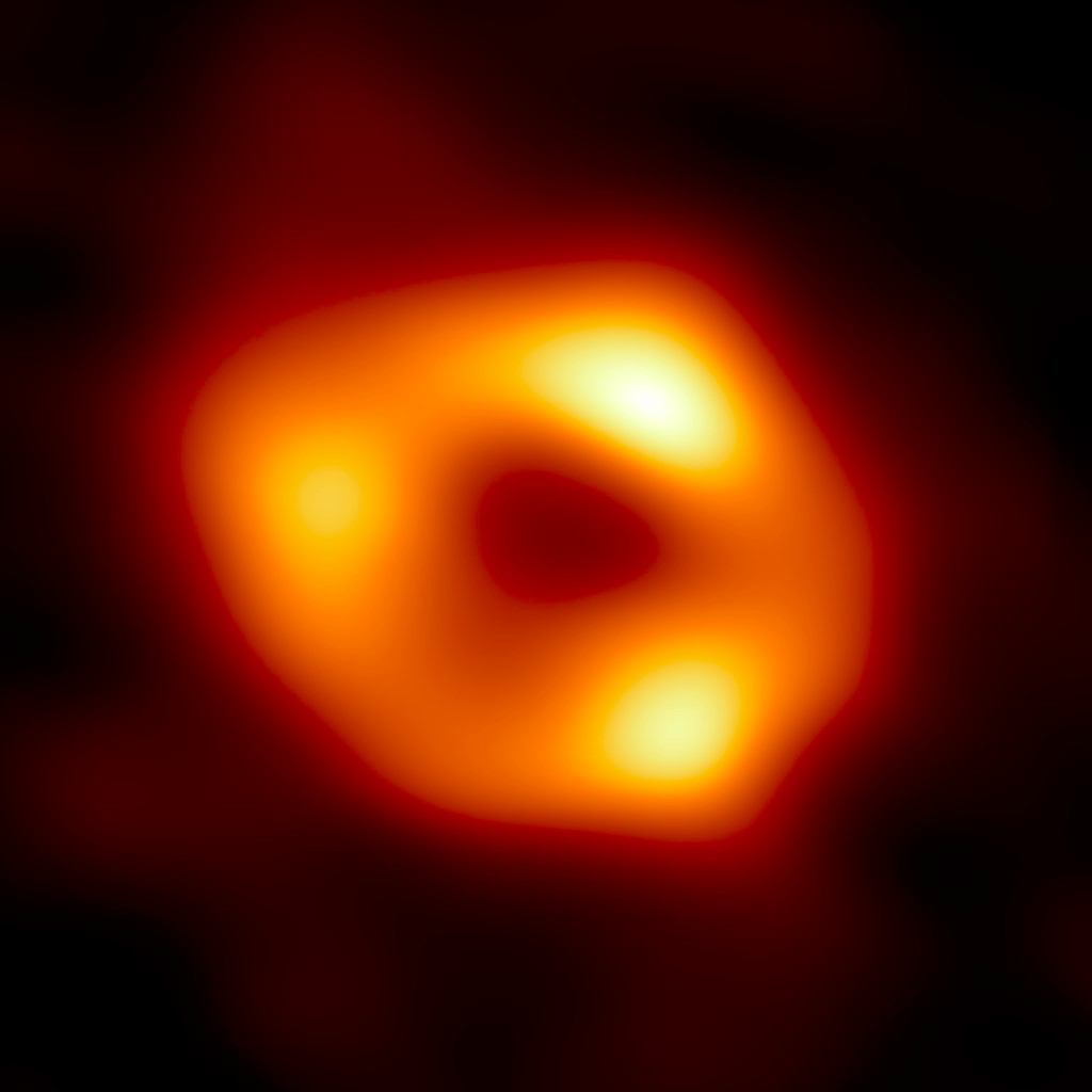 Fig. 3 - La foto di Sagittarius A*, il buco nero al centro della Via Lattea - Crediti: via commons https://en.wikipedia.org/wiki/File:EHT_Saggitarius_A_black_hole.tif