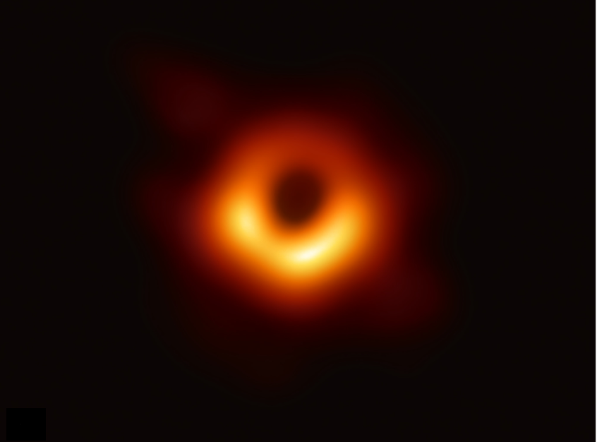 Fig. 1 - La prima storica immagine di un buco nero: il buco nero supermassiccio al centro di Messier 87 - Crediti: The Event Horizon Telescope.