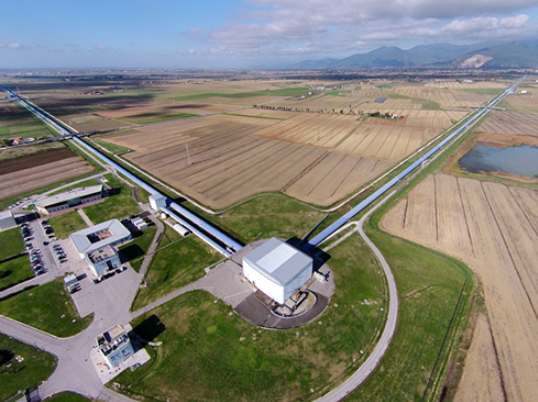 Fig. 3 - L’antenna gravitazionale Virgo, a Cascina (Pisa). È formato da due bracci perpendicolari lunghi ognuno 3 km, che formano un interferometro. Riesce a misurare la distanza tra le estremità dei bracci con una precisione assolutamente incredibile: frazioni delle dimensioni di un protone. Questo è lo strumento, insieme ai due interferometri simili negli Stati Uniti (chiamati LIGO) che rivela le onde gravitazionali - Crediti: LIGO-VIRGO.