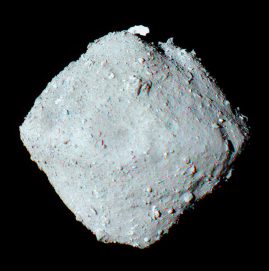 Fig. 1 - L’asteroide Ryugu fotografato dalla sonda giapponese Hayabusa 2 il 24 giugno 2018 ad una distanza di circa 40 km. Crediti: JAXA, University of Tokyo, Kochi University, Rikkyo University, Nagoya University, Chiba Institute of Technology, Meiji University, Aizu University, AIST.