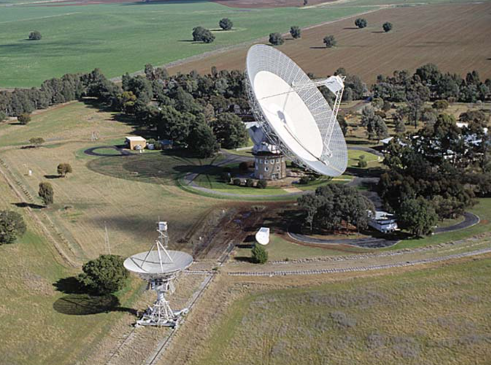 Fig. 1 - Un’immagine del telescopio di Parkes (Australia) con 64 metri di diametro chiamato informalmente the Dish o the Big Dish - Crediti: John Sarkissian, Adrian Pingstone e CSIRO.