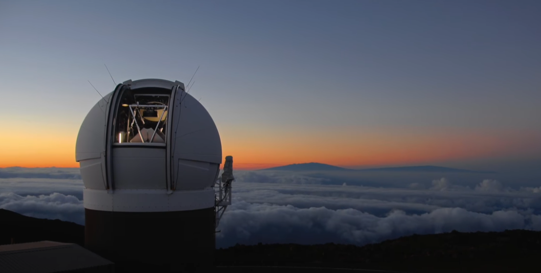 Fig. 1 - Pan-STARRS (Panoramic Survey Telescope and Rapid Response System) è un progetto per la rilevazione di corpi celesti, sviluppato e gestito dall’università delle Hawaii e situato presso l’osservatorio di Halaekala, sull’omonimo vulcano e parco nazionale nell’isola di Maui, arcipelago delle Hawaii. Combinando piccoli specchi con avanzate fotocamere digitali ed accurati sistemi di elaborazione astrometrica e fotometrica consente di osservare l’intera volta celeste più volte in un mese rilevando così, sulla base delle precedenti osservazioni, oggetti in movimento quali asteroidi e comete sino ad una magnitudine apparente di 24 le cui orbite possono causare eventi da impatto. In foto Pan-StaRRS1 (PS1) di 1,8 metri di diametro - Crediti: Wikipedia - Universita' Hawai.
