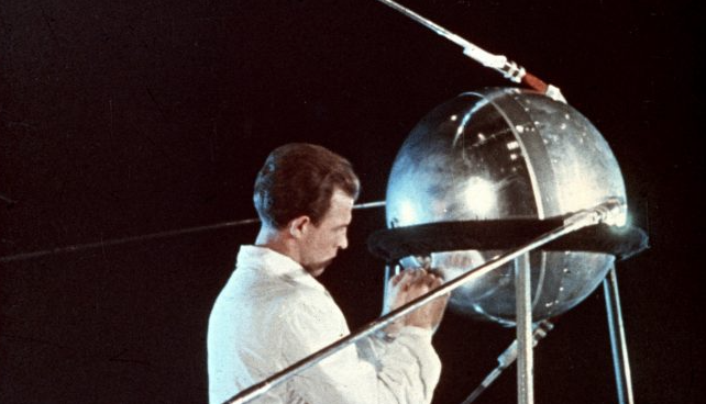 Fig. 1 - Lo Sputnik 1 fu il primo satellite artificiale mandato in orbita intorno alla Terra. Venne lanciato il 4 ottobre 1957 dal cosmodromo di Baikonur in Kazakistan. In russo la parola Sputnik significa "compagno di viaggio", inteso come satellite in astronomia. Crediti: MediaInaf.