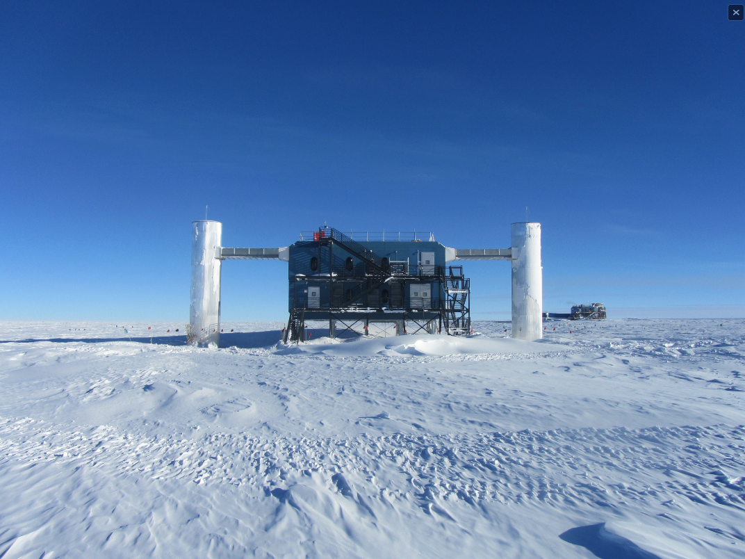 Fig. 1 - Questa struttura da fantascienza è la parte esterna dell'osservatorio IceCube, al Polo Sud nella stazione Amundsen-Scott in Antartide. Sotto di essa ci sono centinaia di tubi, che si estendono per un km nel ghiaccio, a cui sono appesi i fotomoltiplicatori che si vedono nella figura 2 - Crediti: Dag Larsen, IceCube/NSF.