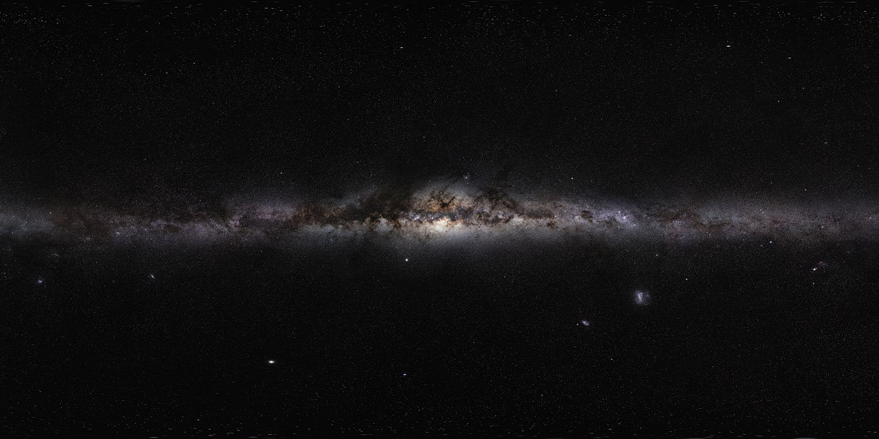 Fig. 1. Una immagine in luce visibile delle zone centrali della Via Lattea. Le zone scure sono zone dove sono presenti delle polveri che assorbono la luce prodotta dalle stelle retrostanti - Crediti: ESO/S. Brunier.
