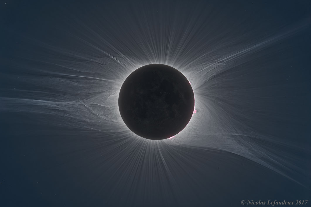 Fig. 2 - La corona solare fotografata durante l’eclisse del 21 agosto del 2017 - Crediti: APOD del 30 aprile 2018.