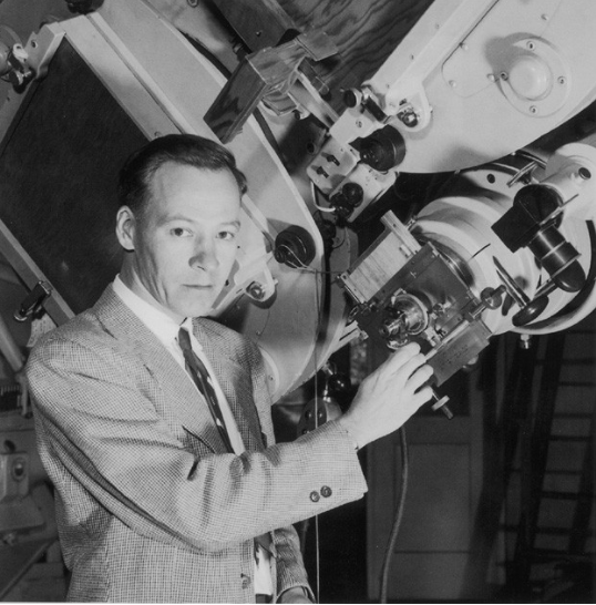 Fig. 2 - Carl Alvar Wirtanen (Kenosha, 11 novembre 1910 - Santa Cruz, 7 marzo 1990) è stato un astronomo statunitense. Lavorò presso il Lick Observatory. Scoprì la cometa periodica 46P Wirtanen e otto asteroidi. Da Wikipedia.