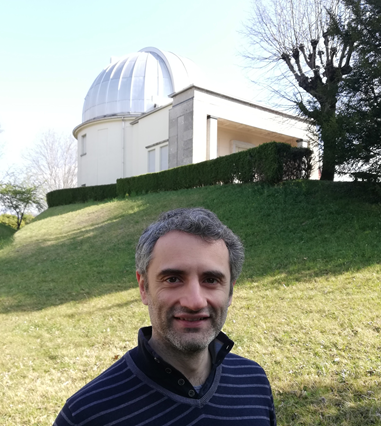 Fig. 3. Gabriele Ponti, primo autore dello studio che ha scoperto l’emissione di raggi X prodotti da due bolle al centro della Via Lattea. Sullo sfondo: la cupola del telescopio principale dell’Osservatorio di Brera, a Merate Crediti: INAF-OAB.