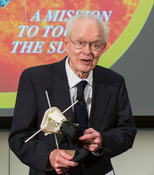 Fig. 4 - L’astrofisico Eugene Parker con in mano un modellino della sonda solare Parker a lui dedicata per il grande contributo che i suoi studi hanno dato per una migliore comprensione del Sole e del vento solare - Crediti: Universita` di Chicago.
