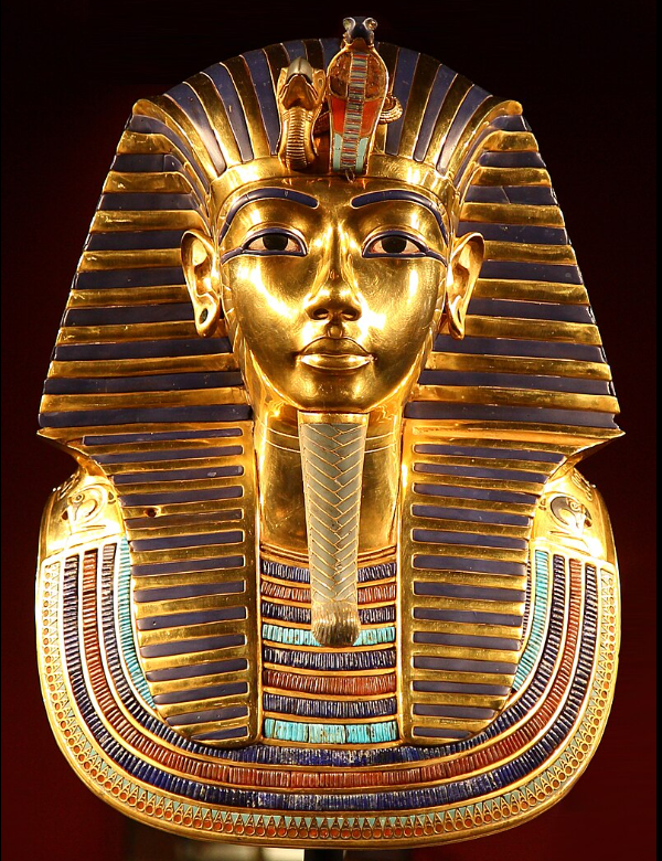 Fig. 1 -  La maschera di Tutankhamon, d’oro massiccio e lapislazzuli - 1323 a.C. - Crediti Wikipedia.