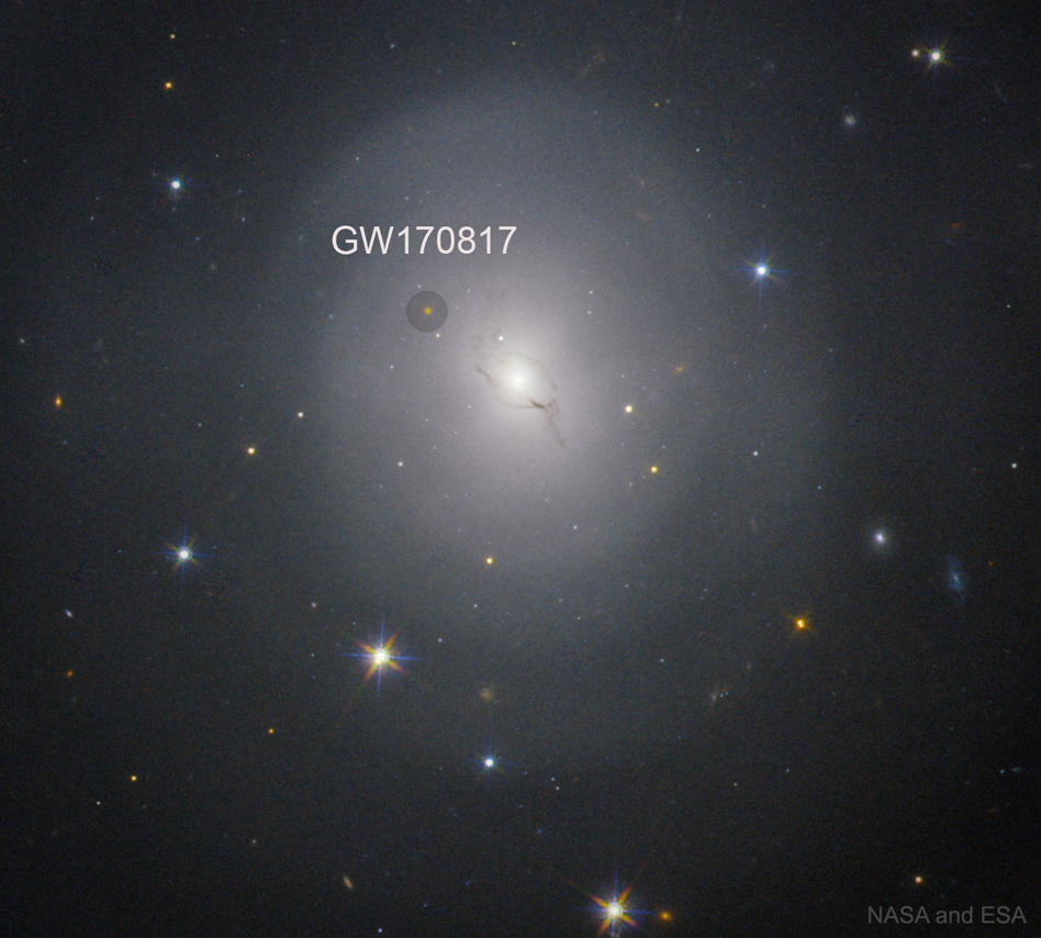Fig. 2 - Al centro dell’immagine NGC4993, galassia ellittica o galassia lenticolare nella costellazione dell’Idra scoperta il 26 marzo 1789 da William Herschel e distante dalla Terra circa 130 milioni di anni luce. A sinistra, nel cerchio, l’evento di coalescenza di due stelle di neutroni che ha dato origine, il 17 agosto 2017, a radiazione elettromagnetica e a onde gravitazionali. Crediti: APOD del 23 ottobre 2017.