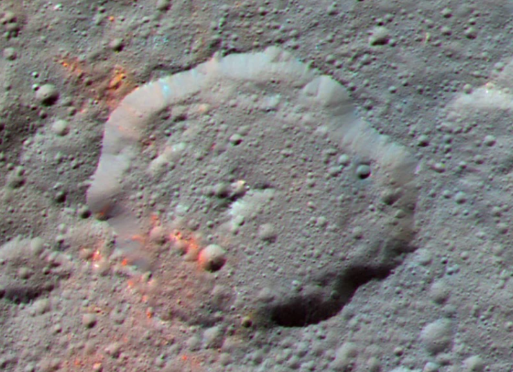 Fig. 3 -  L’immagine, ottenuta combinando tre riprese a diverse lunghezze d’onda, mostra la distribuzione del materiale attorno al cratere Ernutet - Crediti: INAF.