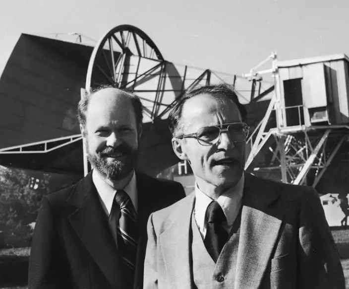 Fig. 4 - Robert Wilson (sinistra) e Arno Penzias  (destra), scopritori della radiazione cosmica di fondo, davanti all’antenna utilizzata per la scoperta nel 1964  Crediti: Ted Thai/Time & Life Pictures/Getty Images.
