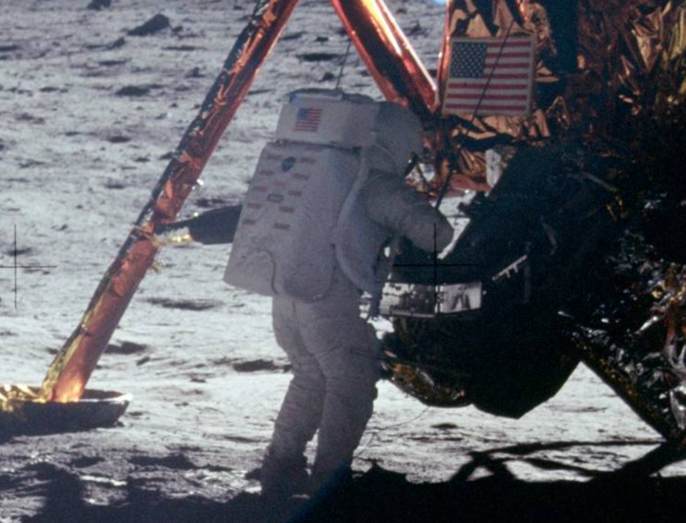 Fig.2 - Neil Amstrong appena dopo aver messo il suo piede sulla Luna - Crediti: NASA.