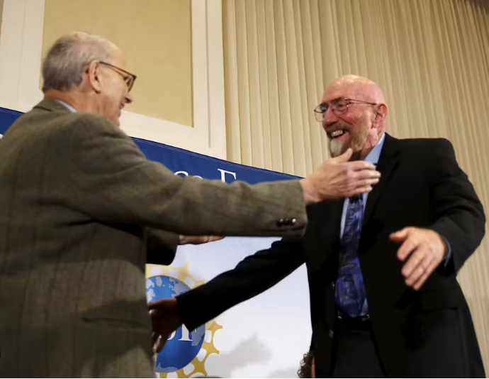 Fig.5 - Rainer Weiss (a sinistra) e Kip Thorne (a destra) co-fondatori di LIGO si abbracciano durante una conferenza stampa per discutere della prima rilevazione di onde gravitazionali nel 2015 - Crediti: Reuters/Gary Cameron.