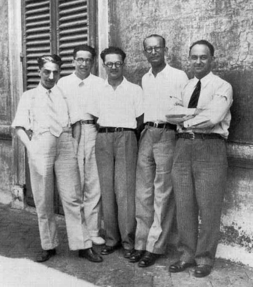 Fig. 2 - I ragazzi di via Panisperna a sinistra: Oscar D'Agostino, Emilio Segrè, Edoardo Amaldi, Franco Rasetti ed Enrico Fermi. Foto scattata da Bruno Pontecorvo. Crediti: Wikipedia.