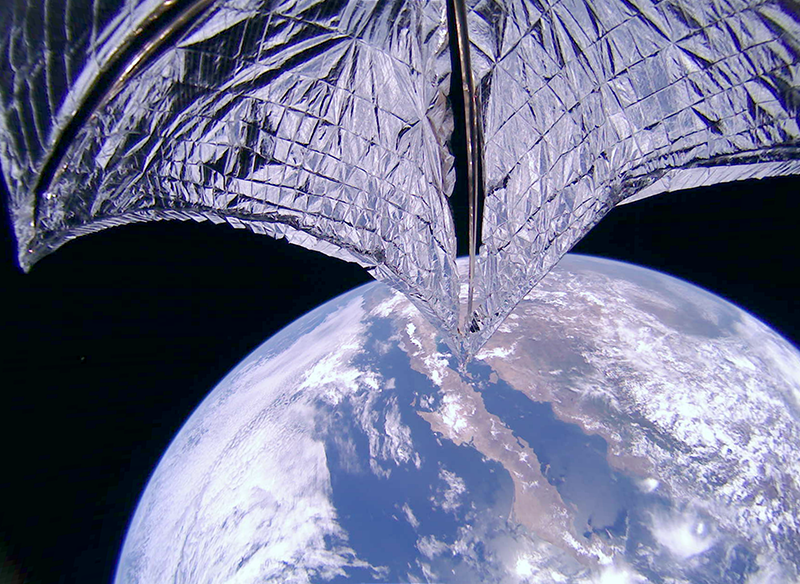 Figura 6: la vela di Lightsail-2 completamente dispiegata (crediti: the Planetary Society via Wikimedia Commons, CC BY-SA 3.0).