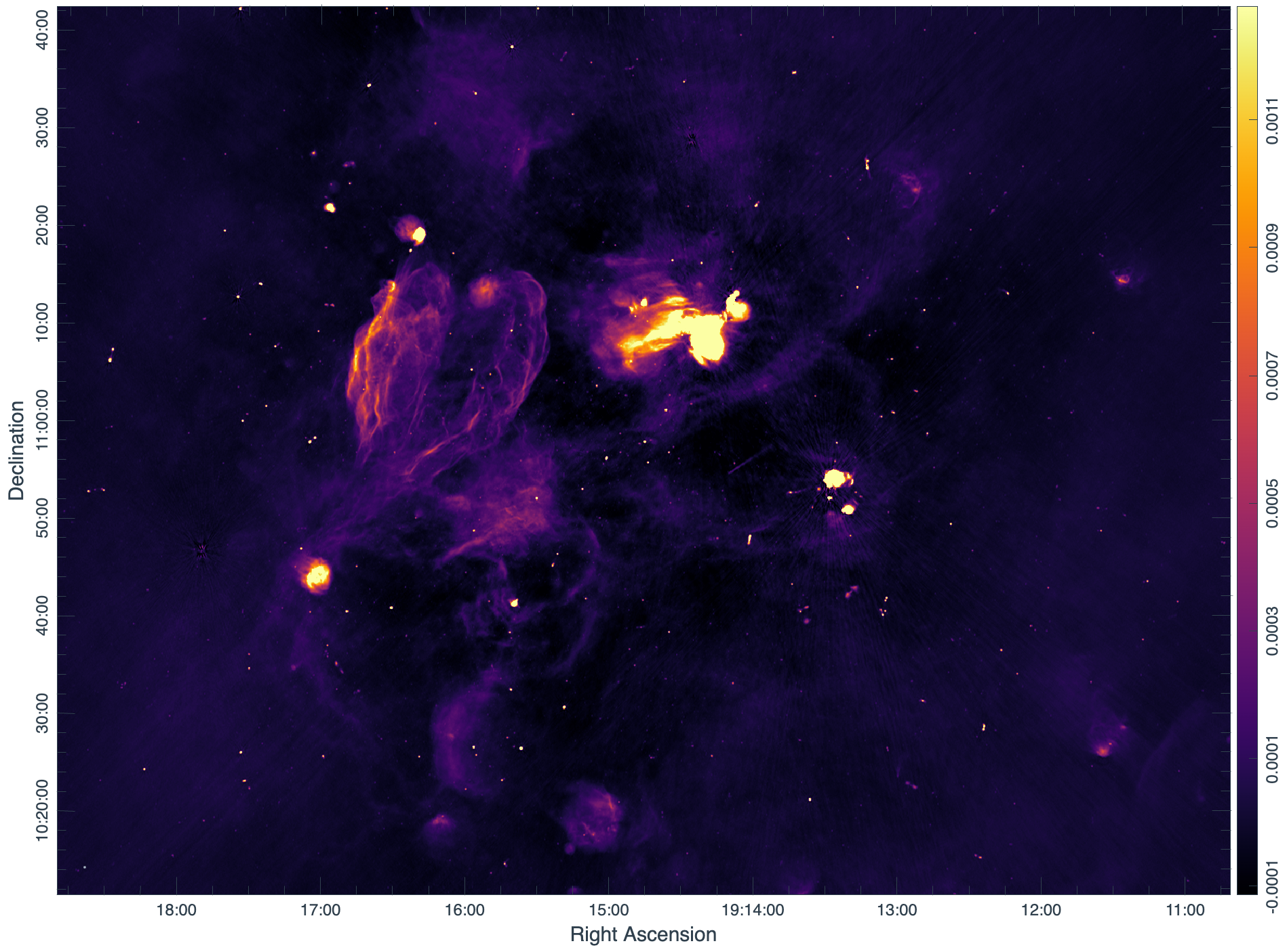 Figura 1 - Il campo centrato su Grs 1915+105 visto dal radiotelescopio MeerKat a 1.28 GHz. Crediti: Sara Elisa Motta et al., 2023.