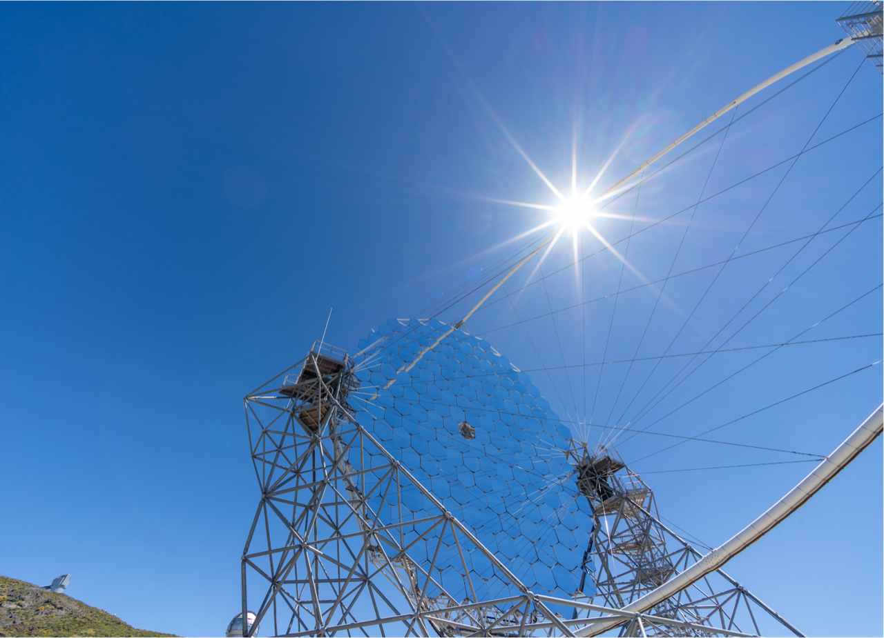 Figura 7: il Large Size Telescope (LST) presente nel sito nord del Cherenkov Telescope Array Observatory (CTAO) presso l'osservatorio del Roque de los Muchachos sull'isola canaria di La Palma (Spagna). I telescopi LST sono i più grandi tra i telescopi Cherenkov, che saranno anche di media (MST) e piccola (SST) taglia. I telescopi di piccola taglia sono quelli che rivelano le energie più elevate, mentre i LST saranno in grado di catturare un range di energie più basse - Crediti: CTAO