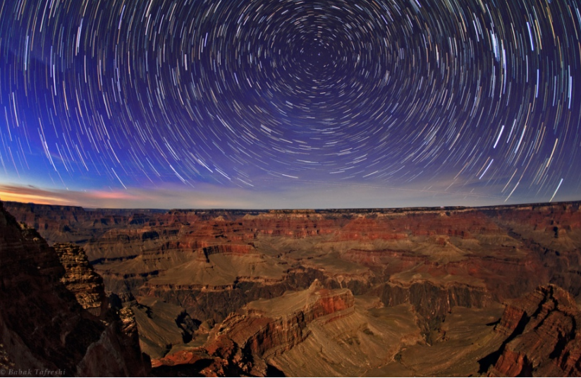 Fig. 2 - Immagine raffigurante le tracce (star trails) lasciate dalle stelle mentre ruotano intorno al polo nord celeste per effetto della moto di rotazione terrestre - Crediti: APOD del 3 marzo 2013.