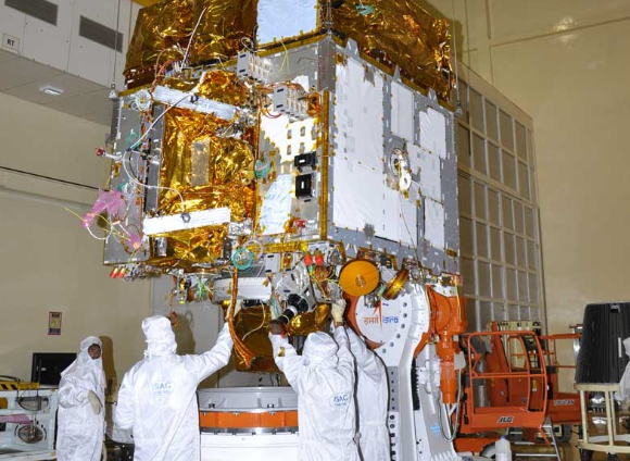 Fig. 2 - Lavori di integrazione del satellite Astrosat in una camera pulita al Centro Spaziale di Ricerca indiano (ISRO) - Credit: ASTROSAT.
