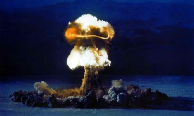 Fig. 3 - Esplosione di una bomba termonucleare. Le reazioni nucleari sono il modo che le stelle hanno per produrre energia. Questo meccanismo contribuisce alla produzione del fondo cosmico in infrarosso e ottico - Crediti: web.