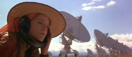 Fig. 3 - Un’immagine del film Contact, tratto dal romanzo di Carl Sagan, in cui l’attrice Jody Foster scopre dei segnali provenienti da un’altra civiltà tramite una schiera di radio-telescopi (nello sfondo) - Crediti: web.