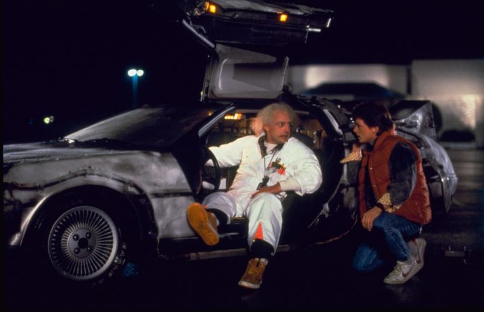 Fig. 3 - Un’altra macchina del tempo ... in "Back to the future", del 1985 (il film è stato diretto da Robert Zemeckis). Nella scena Christopher Lloyd e Michael J. Fox con la mitica DeLorean - Crediti: web.