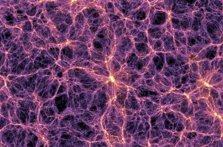 Fig. 1 - L’Universo è filamentoso, un po’ come una spugna. Le galassie tendono a raggrupparsi in ammassi, e questi in super-ammassi. Tra l’uno e l’altro, ci sono degli immensi vuoti (zone di centinaia di milioni di anni luce con pochissima materia). Le galassie attorno ai centri più luminosi in questa figura, che raffigurano zone molto dense di galassie, sono attratte da questi, e se sono abbastanza vicine andranno un giorno a far parte dell’ammasso centrale - Crediti: web.