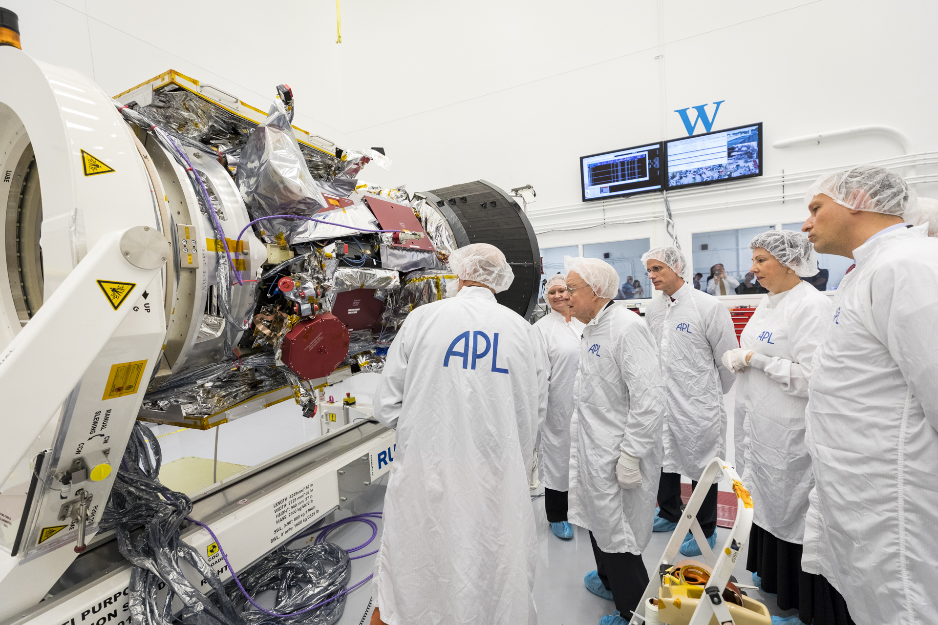 Fig. 5 - Eugene Parker (al centro) osserva la sonda a lui dedicata - Credit: NASA/Johns Hopkins APL/Ed Whitman.