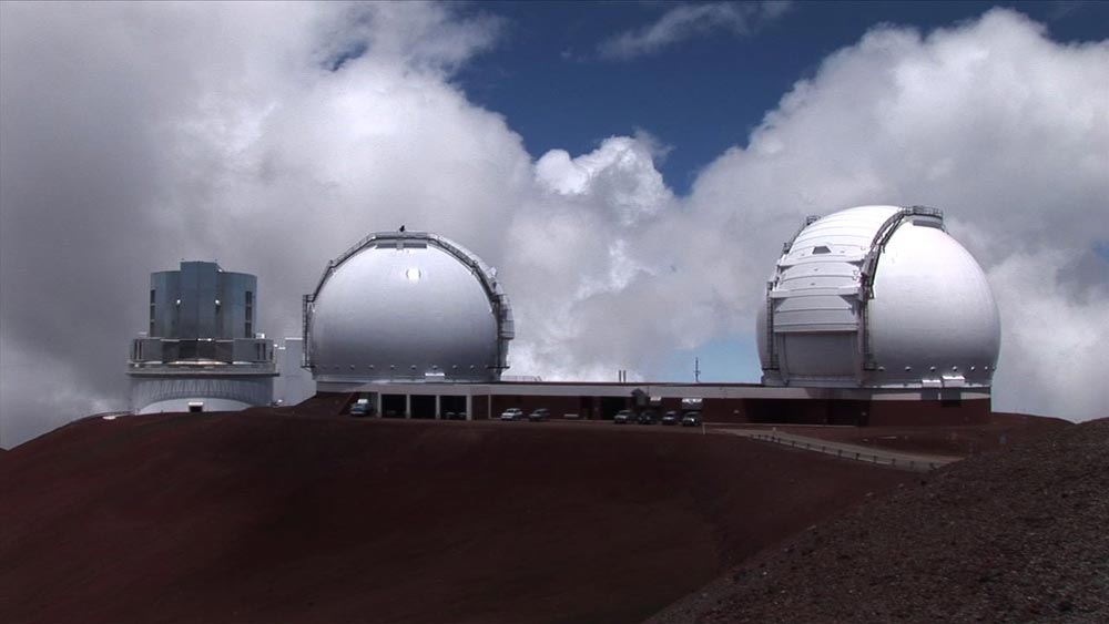 Fig. 1 - I due telescopi Keck da 10 metri di diametro collocati sulla cima del vulcano Mauna Kea sull’isola Hawaii - Crediti: Wikipedia.