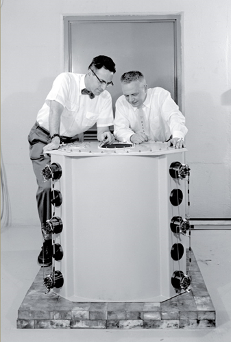 Fig. 3 – Clyde Lorrain Cowan (a sinistra, 1919 – 1974) e Frederick Reines (1918 – 1998), scopritori del neutrino. Reines vinse il premio Nobel per la nel 1995. Purtroppo, Cowan era già morto e il premio Nobel non può essere dato postumo - Crediti: web.