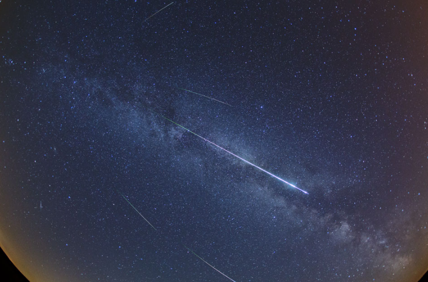 Fig. 1 - Le Perseidi e la Via Lattea. Da APOD, 14 agosto 2012 - Image Credit & Copyright: Jens Hackmann.