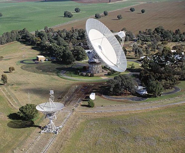 Fig. 1 - Il radiotelescopio di Parkes, in Australia, di 64 metri di diametro utilizzato per confermare l’esistenza dei lampi radio - Crediti: Parkes Observatory.