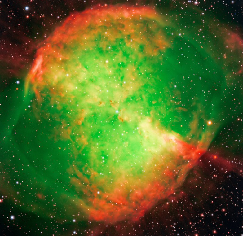 Fig. 4 - La nebulosa Manubrio (M27) dista circa 1360 anni luce nella costellazione della Volpetta. Immagine ESO che mostra la struttura estesa e la stella centrale - Crediti Wikipedia.