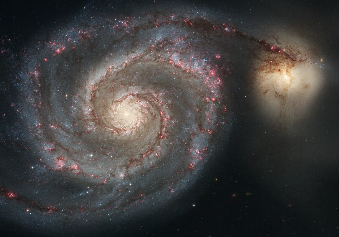 Fig. 6 - M51, nella costellazione dei Cani da Caccia. Il sistema è formato da due galassie distinte. La galassia più grande fu scoperta da Charles Messier il 13 ottobre del 1773. Adesso sappiamo che è distante circa 31 milioni di anni luce dalla Via Lattea - Crediti Wikipedia.