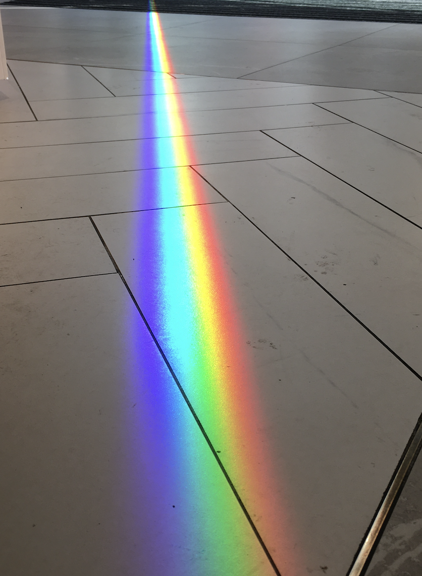 Figura 3: ognuna delle componenti monocromatiche in cui è stato suddiviso un raggio di luce bianca è, con buona approssimazione, un’onda sinusoidale (crediti: D. Spiga).