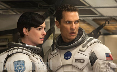Fig. 5 - Anne Hathaway e Matthew McConaughey, protagonisti del film Interstellar, insieme ad un wormhole… - Crediti: ew.com